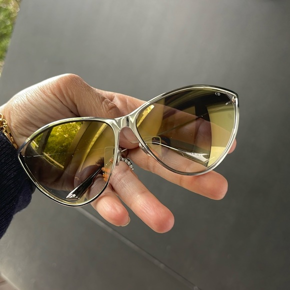 Dior New 65mm Woman’s Sunglasses with Black leather case - Picture 3 of 16